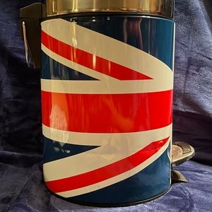 Small British Flag Step Trashcan